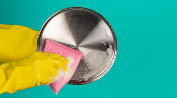 Pune bicarbonat de sodiu și un strop de oțet. Va dura câteva minute, dar rezultatul este impecabil!