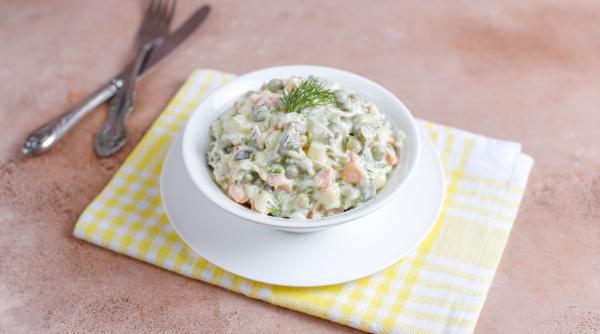 Salată rusească cu o notă cremoasă de maioneză. Rețeta tradițională