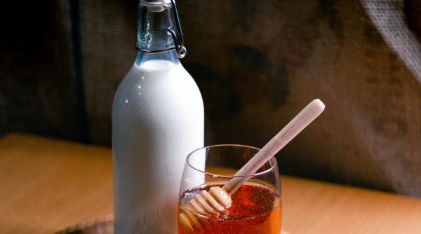 Amestecă lapte, miere și acest ingredient secret: Paradisul cosmetic pentru tenul tău, la îndemână în frigider