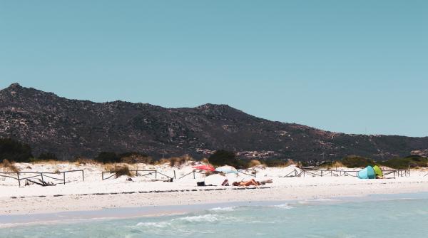 Italia. Turiștii fură nisipul de pe plajele din Sardinia și îl vând pe internet