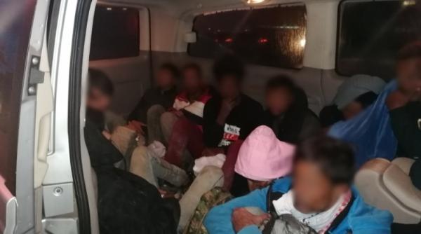 Microbuz condus de un român, blocat la Budapesta: Șoferul riscă până la 20 de ani de carceră. 13 persoane înghesuite în spate