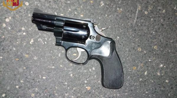 Român reținut la Roma după ce a tras cu pistolul 