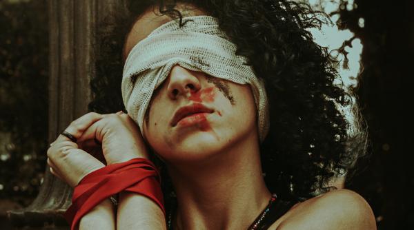 Italia. Româncă bătută până la sânge și obligată de partener să se prostitueze: Salvată de un polițist în timpul liber