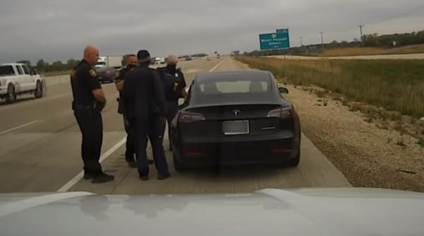 Nou incident cu o mașină Tesla. A intrat într-o mașină de poliție 