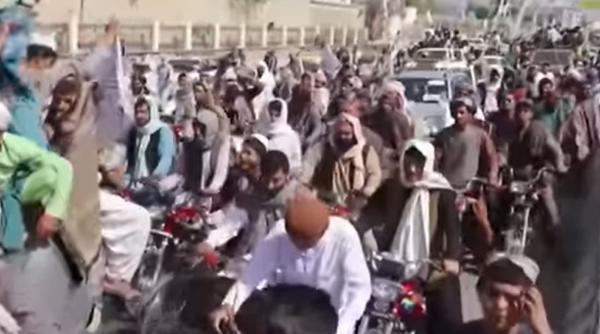 Afganistan: Talibanii pregătesc o mare paradă militară cu echipamente americane