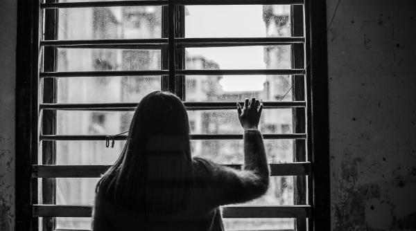 Escrocheria surprinzătoare prin care o româncă a fost lăsată fără casă și fără teren