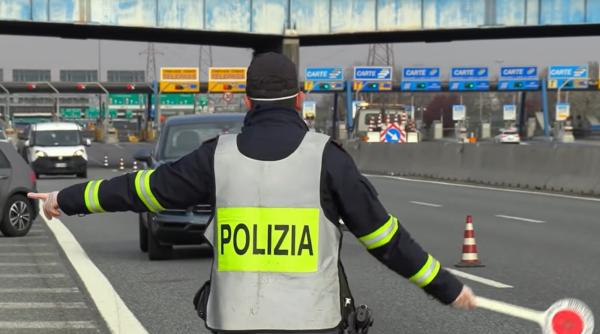 Italia. Microbuz cu români, blocat de polițiști. Ce au găsit în interior