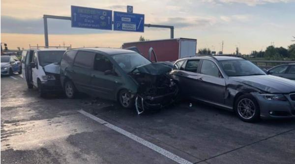Ungaria. Români, traficanți de migranți, deconspirați după ce au provocat un accident pe autostradă cu un microbuz