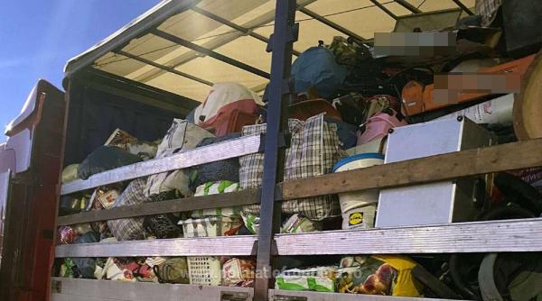 TIR încărcat cu 15 tone de deşeuri textile aduse din Germania, oprit la intrarea în România