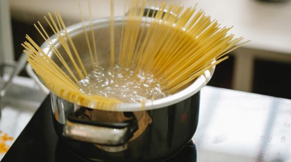 Nu mai arunca apa de la paste. 7 secrete ale bucătarilor pe care nu ți le spune nimeni