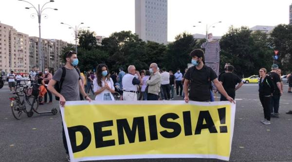 Protest în Piața Victoriei. Oamenii cer DEMISIA lui Florin Cîțu - VIDEO