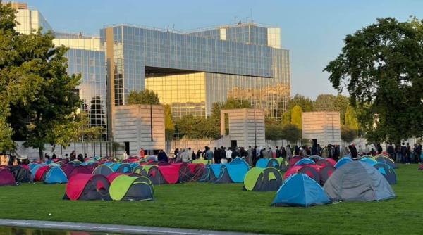 Tabără cu 1.000 de migranţi instalaţi în faţa prefecturii Ile-de-France din Paris, evacuată