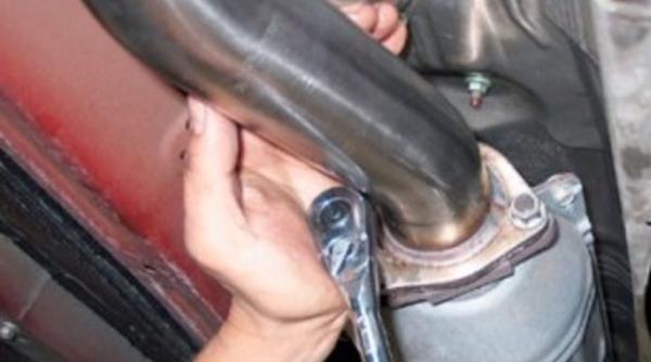 Doi români au terorizat un cartier din Roma, după ce au furat zeci de catalizatoare. Oamenii au făcut petiții la Poliție