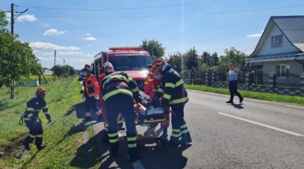 O şoferiţă de 74 ani a intrat cu mașina într-un cap de pod în județul Neamț. Două victime, preluate de medici