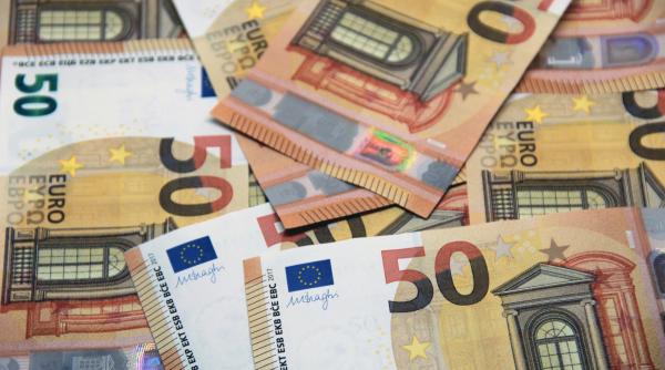 Euro a trecut de 5 lei la ghișeele băncilor. Lovitură grea pentru români