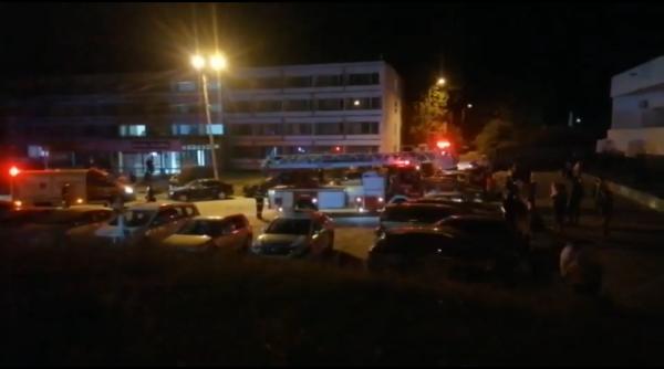 Incendiu violent într-un hotel din Eforie: Peste 80 de turiști, între care și copii și bebeluși, evacuați 