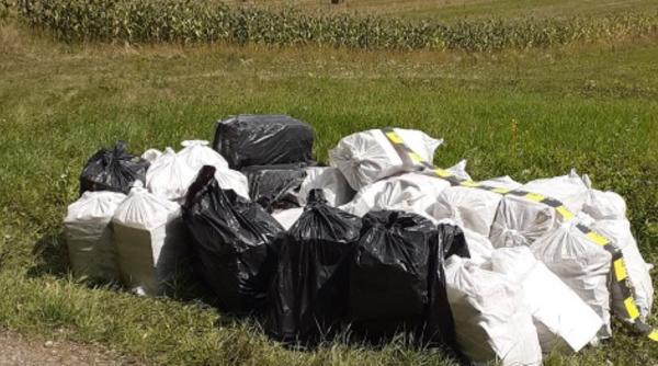 Saci, burdușiți cu marfă de contrabandă, abandonați lângă o pădure din Arad