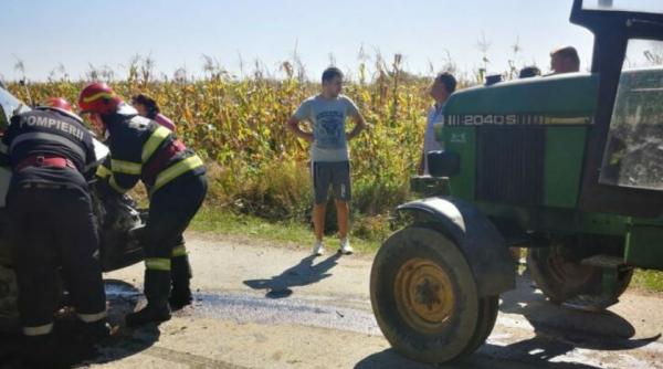Soț și soție, răniți într-un accident rutier. Automobilul în care se aflau, spulberat de un tractor, în județul Botoșani