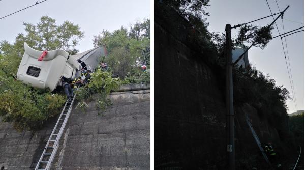 TIR rămas suspendat deasupra unei râpe. Traficul feroviar, întrerupt în zona Orșova