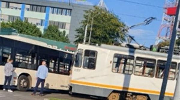 Un tramvai a lovit un autobuz STB. Circulația tramvaielor este blocată în București