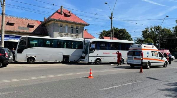 Update: Accident între două microbuze la Gara Obor. Nouă persoane sunt rănite