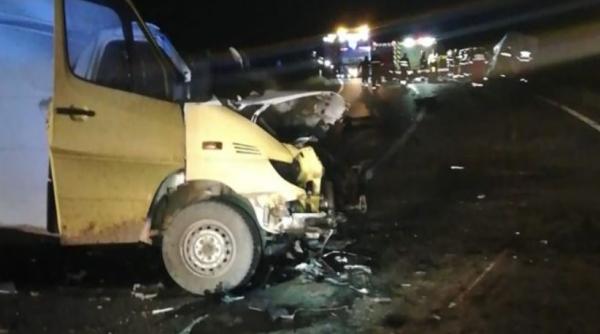 Doi morţi şi trei răniţi, într-un grav accident rutier. Coliziune frontală între două microbuze la Văleni