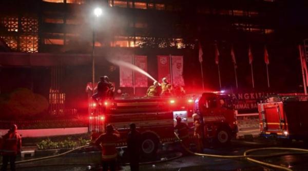 Incendiu de proporții la o închisoare din Jakarta. Zeci de deținuți au murit