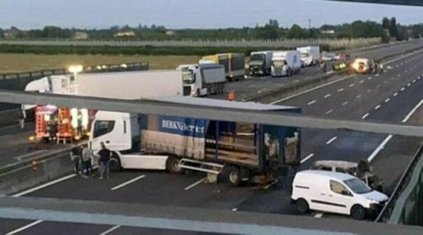 Tentativă de jaf pe autostrada A16 Napoli - Canosa. Hoții au blocat un TIR cu ajutorul unor mașini pe care le-au incendiat