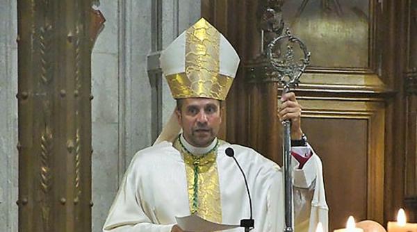 Un celebru episcop spaniol a renunțat la biserică pentru că s-a îndrăgostit de o scriitoare de romane erotice