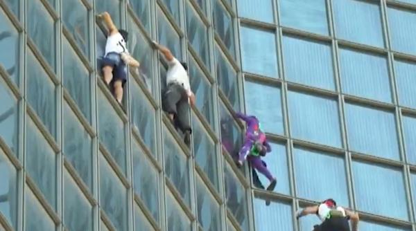 Franța. Patru bărbați au escaladat, fără echipamente, un turn din Paris, ca protest față de certificatul COVID