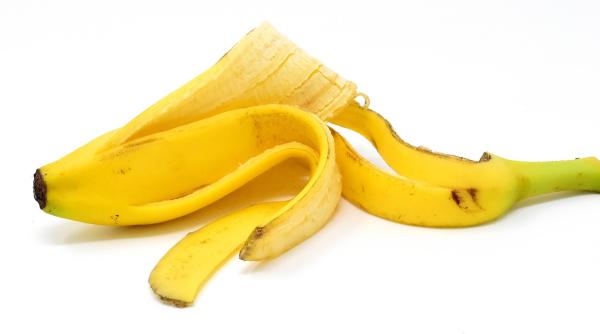 Nu mai arunca cojile de banane. 10 întrebuințări mai puțin știute pentru toată casa