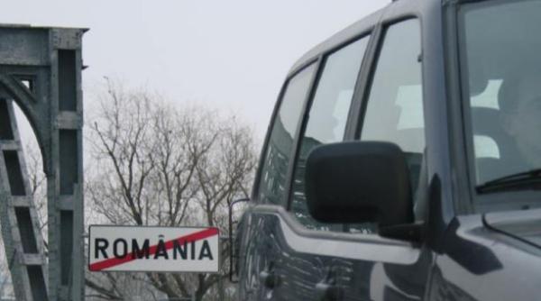 Autocar, verificat la sânge la frontieră. Un pasager român, luat la întrebări, după verificarea bagajelor