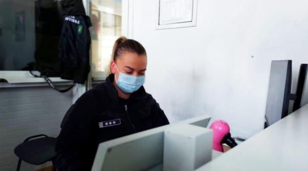 Patru cărți de identitate românești false, ascunse în bagajele unor pasageri. Bărbații intenționau să ajungă în vestul Europei