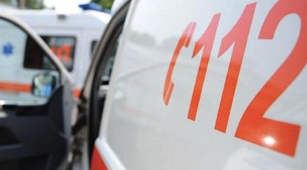 Trei tineri, răniţi grav după ce s-au răsturnat cu un ATV într-o râpă în Munţii Sebeşului