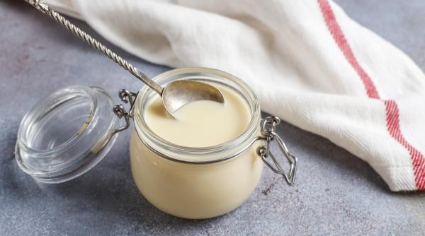 Amestecă bicarbonat de sodiu cu lapte. Remediul ieftin, eficient și la îndemâna oricui, care te scapă de guturaiul de toamnă