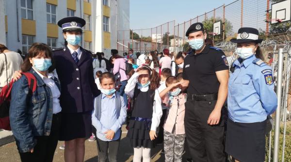 Acțiune de suflet a polițiștilor din cadrul IPJ Tulcea. Copiii ABANDONAȚI nu au simțit lipsa unui părinte în prima zi de școală
