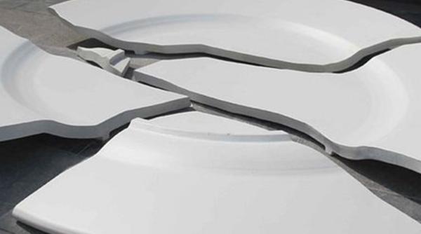 Bărbat din Suceava, agresat de soție, care i-a spart o farfurie în cap. Victima a cerut ordin de protecție