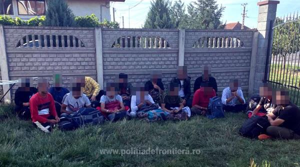Zeci de migranți indieni, traficați de un român, au fost găsiți în două imobile din Timiș