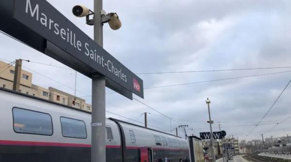 Bebeluş, găsit mort într-un coş de gunoi din toaleta unui tren din Franța