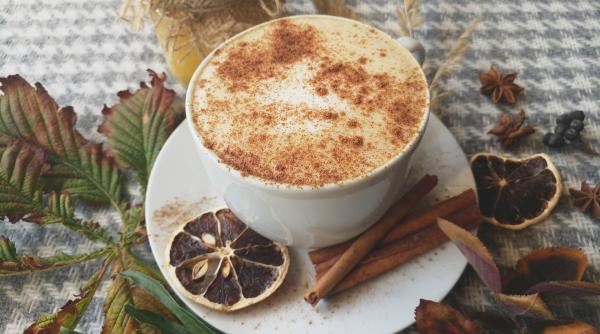 De ce e bine să pui scorțisoară în cafea. Corpul tău se transformă