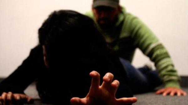 Germania. Tânără agresată de „un român cu o burtă mare“, care a ademenit-o cu un ziar. Poliția cere sprijinul populatiei