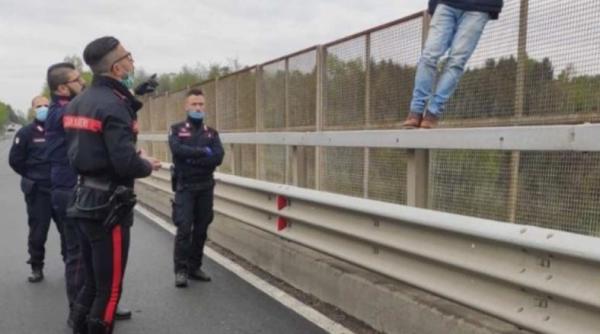 Italia. O româncă a încercat să se sinucidă, după ce serviciile sociale i-au luat copilul. Femeia, la un pas să se arunce pe un un pod  