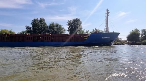Pericol pe canalul Sulina. O navă a rămas fără energie electrică și în derivă a lovit trei catamarane