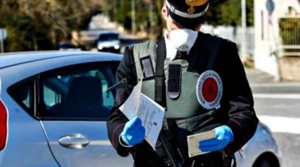 Român venit în Italia pentru a-și trata copilul de leucemie, lăsat fără mașina cu numere românești. Presa locală: "Polițist fără compasiune"