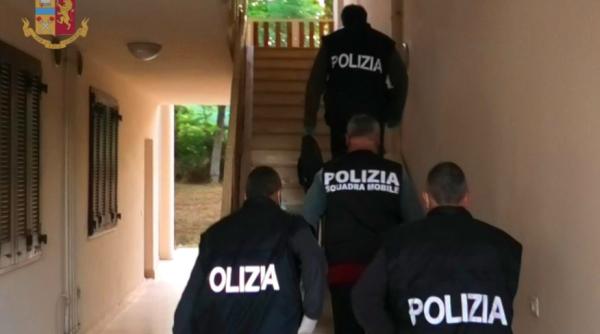 Italia. Românul care bătea carabinieri, ”luat pe sus” de mascați. A spart geamul secției de Poliție