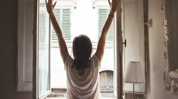 O tânără din Italia a căzut de la etajul trei în timp ce își făcea selfie