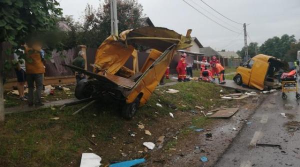 Accident grav în Suceava. O dubă s-a rupt în două după impactul cu un TIR: Un român în stare gravă 