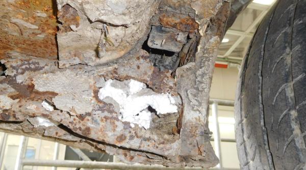 Dubă românească, confiscată în Germania: Nu avea frâne, iar găurile din caroserie erau cârpite cu spumă și tencuială