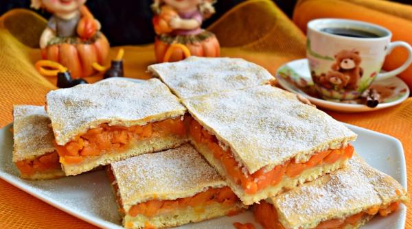 Cea mai simplă rețetă de plăcintă cu dovleac. Fragedă și aromată, nu te vei opri din mâncat 