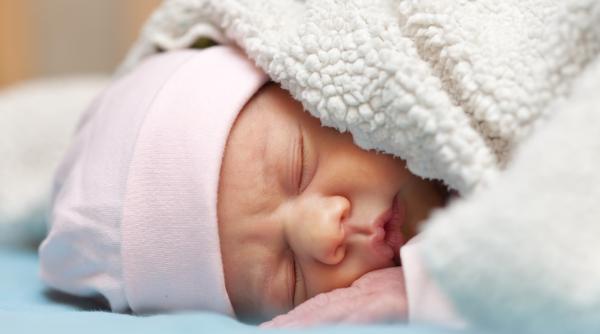 Italia. Bebeluș român de doar 18 zile, mort la sânul mamei. Femeia a adormit în timp ce-l alăpta 